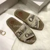 Sandálias planas de lona Chlloe Woody 2024 High Letter Slipper para mulheres Cross Knit Casual Cool Square Head Designer Bottom Sandal One Word 1x5s