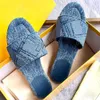 Modische blaue Denim-Hausschuhe, Designer-Sandalen, Damen-Sandale, flache Sandalen, Urlaubs-Strandsandalen, Breitband-Slides, getragener blauer Denim-Look mit Steppmotiv