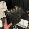 مصمم نسائي كلاسيكي ميني رفرف عصري حقائب الهاتف الحامل Lambbskin مع خطاب Gold Metal Hardware Matelasse Chain Crossbody Lipstick Vanity Pres