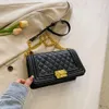 Shop Factory Wholesale Lingge Chain Bag Textured Womens 2024 Ny populära Small Crossbody Factory Goods Trend i år