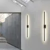 Moderna semplice lampada da parete a LED a tubo lineare su sfondo di fronte applique da parete a LED comodino foyer corridoio oro nero LED applique 21310k
