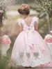 Flicka klänningar rosa blommaklänning för kilande fjädrar spets V-back tyll med bågar prinsessa födelsedag barn första nattvardsboll klänning