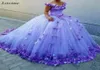 2020 Lilas Puffy Robes De Bal Robes De Quinceanera Cendrillon Hors Épaule 3D Fleurs Cospllay Robe De Bal Formelle Douce 16 Robe Masqu7447664