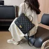 Shop Handbag Promotion Amy Rabbit Womens Bag 2024 New Fashion Korean Edition Exquisite Lingge Lock Chain Cross Shoulder