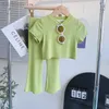 Kledingsets Kledingsets Meisjes Zomerpak Kinderen T-shirt met korte mouwen Wijde pijpen Broek Baby Loungewear Mode Pitstreepoutfits ldd240311