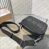 Bolso para cámara para hombre Bolsos de hombro cómicos Diseñador Crossbody Co Bolso Hombres Clásico Cuadrado Cuero Messenger Wallet Underarm Satchels Totes Tamaño 22x14cm