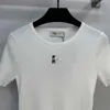 Kvinnors stickor Tees Designer 2024 Tidig vår Ny Nanyou Gaoding Miu Fresh and Age Reducing Minimalist Contrasing Letter broderi Kort ärmstickad topp FCHQ