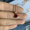 Tanabata petite jupe collier clavicule chaîne en forme d'éventail blanc Fritillaria agate rouge trompette plein diamant double pendentif