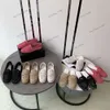 Sandales de luxe Pantoufles Raphia Crochet Mocassins Sabots Femmes Fermé Toe Mule Tressé Tissé Plage Piscine Diapositives 2024 Chaussures de créateur d'été Baskets Appartements avec boucle dorée