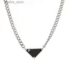 Pendanthalsband 23SS Black White 2Color Triangle Letter Necklace Brand Designer Statement Smycken Titanium Steel Chain Men Women Unisex Gift L240311