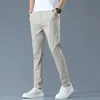 Pantalones informales ajustados para hombre, pantalones rectos clásicos y ligeros para correr de algodón transpirable, color caqui sólido de negocios 240315