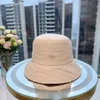 Sombrero de cubo de diseñador de moda con retazos asimétricos, sombreros de pescador de color sólido, letras de metal, sombrero de playa clásico con sombrilla
