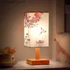 مصابيح ظلال صينية الحد الأدنى على الطراز الصيني ماغنوليا طاولة صغيرة غرفة نوم دراسة السرير المصباح الأحمر البرقوق المصباح الفني النمط الرجعية L240311