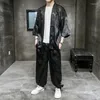 エスニック服の男性サテンカーディガンパンツドラゴンプリント2ピーススーツカジュアルアウターウェアオスの日本の着物ジャケットパンツルーズストリートウェア