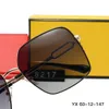 Restez au frais et élégant avec ces lunettes de soleil pour toute occasion, ils offrent une protection à 100% UV et sont livrés avec un étui assorti pour un stockage et un transport faciles