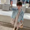 Jackor Girls 'Denim Top Spring/Summer Cotton Korean Pearl Design Coat Jacket Mångsidig Cardigan Fragmenterad Beige Dress