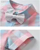 衣料品セット紳士スタイルの男の子の服セットサマーキッズ半袖の格子縞のシャツbowtie+サスペンダーショーツセット子供スーツ子供服ldd240311