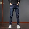 23: e hösten/vintern Slim Fit bekväm snygg personlig rak hållbar riktig slitage casual jeans 240226