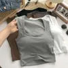 2024 verão designer novas roupas colete de ombro largo pode ser usado externamente, com parte inferior uma almofada no peito, tornando-o versátil e confortável.Colar Quadrado, Sólido