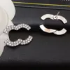 Orecchini di design di marca ad alta struttura Orecchini con lettera Orecchini in argento 925 Uomo Donna Perla di cristallo Stud Diamante Moda Donna Gioielli per la festa nuziale