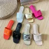 Diseñador de lujo Clásico Casual Zapatos de color puro Mocasines Mujeres Sandalias en relieve Sandalias de charol Zapatilla Tacón plano Impresión de diapositivas Chanclas