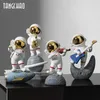Creative Harts Music Astronaut Home Decor Figurines Nordic Miniature Statyes Spaceman Sculptures Decoration Accessories 210804311m