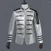 Costumes pour hommes Style militaire hommes Blazer à paillettes avec chaînes col montant Triple boutonnage KPOP même scène Performance veste de costume