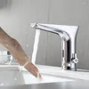 Rubinetti per lavandino del bagno Rubinetto automatico per montaggio su piano Colore cromo lucido Materiale in ottone pieno Ac220v / Dc6v Qualità di cinque anni