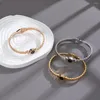 Pulseira pulseiras para mulheres cor prateada redonda numerais romanos recorte pulseiras personalidade moda unissex jóias acessório presente de aniversário