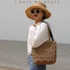 Novo saco de tecido de palha escavado flor grama feminino um ombro portátil praia férias rattan saco 240312