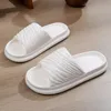 Fashionabla vita hemto tofflor, avslappnad badrum, fashionabla anti -slip sandaler
