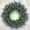 Decoratieve bloemen lavendel krans voor voordeur hangende groen bladeren ornament binnen buiten viering boerderij vakantie muur