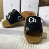 Nuevo diseñador Sandalia de madera Zapatillas de diseñador Sluffy Zapatillas de mula de fondo plano Letra de encaje multicolor Canva Zapatos de verano para el hogar Marca de lujo Chl01 Sandalias Tamaño 3541