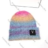 Designer LVSE Chapeau Bonnet De Luxe Louiss Chapeau Casquette Lettre En Cuir Étiquette Dégradé Designer Pour Femmes Hommes Chapeau Sans Brim Classique Multicolore Huit Couleurs Disponibles 476