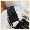 Strak ontwerp Crossbody telefoonhoesje, driehoekige plaquette hoes voor iPhone 15 Pro Max 13 Pro 12 14 Pro 11 X xr xsmax Premium Designer lederen metalen letter telefoonhoesje