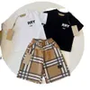 Tasarımcı Bebek Çocuk Tshirts Şort Setleri Toddler Erkek Kızlar Giyim Set Giysileri Yaz Beyaz Siyah Takip Gençlik Sporcu GG