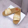 Slippare nya designer trä sandaler fluffy botten mule multi färg spets bokstav canvas sommar hemskor lyx varumärke chl01 strand sizeh240312