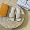 Diseñador de lujo Clásico Casual Zapatos de color puro Mocasines Mujeres Sandalias en relieve Sandalias de charol Zapatilla Tacón plano Impresión de diapositivas Chanclas