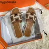 Orans tofflor Womens Sandals Slipper 2024 Summer Nya hslipperskor bär platt botten runda huvudstrand z läder non slip band har logotyp