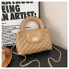 Shoppen Sie Handtasche Promotion Frische elegante und modische Handtasche für Frauen 2024 Neue koreanische vielseitige Schultertasche mit kleiner duftender Windkette Umhängetasche