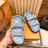 Lyxiga sandaler kvinnor läder tofflor skor gamla blommor plattform glider toffel tryck bälte spänne sandal platt gummi strand flip flops mode skor män utomhus