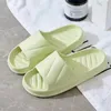 Fashionabla vita hemto tofflor, avslappnad badrum, fashionabla anti -slip sandaler