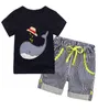 Hele kinderkleding jongens Zomer Jongen INS walvishoed streep pak cartoon dinosaurus Korte mouw T-shirt shorts Pak baby 5824914