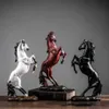 VILEAD Kunstharz-Pferdestatue Morden Art Tierfiguren Büro Heimdekoration Zubehör Pferdeskulptur Jahresgeschenke 210727300d