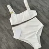 Maillot de bain de luxe Sexy deux pièces haut à licou vacances à la plage marque décontractée Brise de mer nageant pour des vacances confortables Nouveau style Explosion de mode femme designer