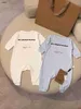 Luxury Toddler Jumpsuits Flera mönstertryck Babykläder Storlek 52-90 Designer Nyfödd Crawling Suit Högkvalitativ bomullsspädbarn Bodysuit 24mar