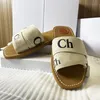 Nuevo diseñador Sandalia de madera Zapatillas de diseñador Sluffy Zapatillas de mula de fondo plano Letra de encaje multicolor Canva Zapatos de verano para el hogar Marca de lujo Chl01 Sandalias Tamaño 3541