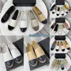 Designers kvinnor skor espadrilles Summer Luxurys Ladies Flat Beach Half Slippers Fashion Woman Loafers Cap Toe Fisherman Channel Canvas Shoe 0eur35-42