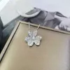 VネックレスFanjia Clover Necklace 925 Sterling Silver Plated 18K Gold Diamond Inlaid Cloverペンダントとダイヤモンドの鎖骨チェーンでいっぱいの3つの花びらが入った2233