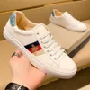 Designer de luxe Little Bee White Shoes Mens Board High Version Cuir Casual Headlayer Cowhide Tide Trainers 1ZYA